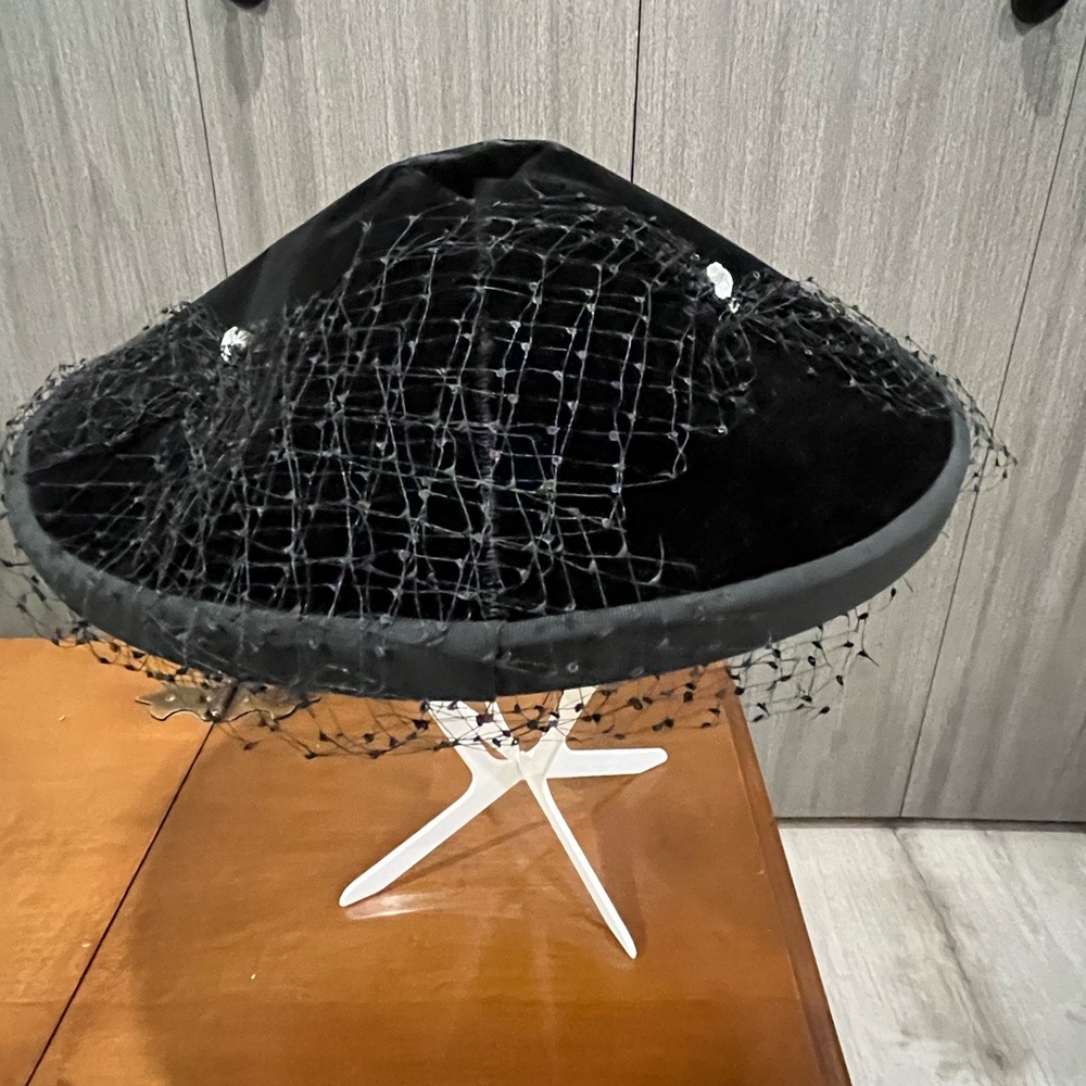 Elegant Black Velvet Hat with Veil, vintage 1950’s